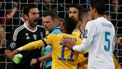  拜仁多特巅峰对决主裁争议判罚引争议  