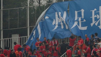  波鸿球迷横幅抗议俱乐部管理层  