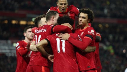  朗斯主场灯光秀致敬传奇，万名球迷泪目致敬  