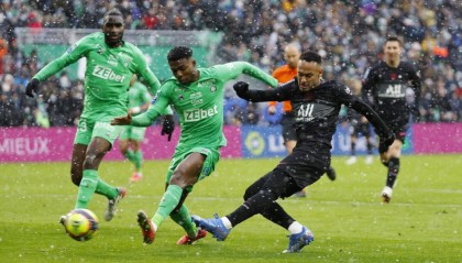  巴黎圣日耳曼客场逆转击败里昂，积分榜领跑优势扩大  